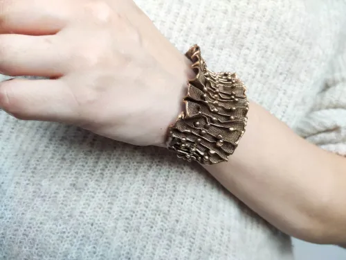 Textile effect in bronze