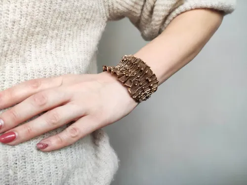 Textile effect in bronze