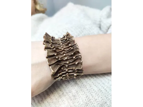 Textile effect in bronze