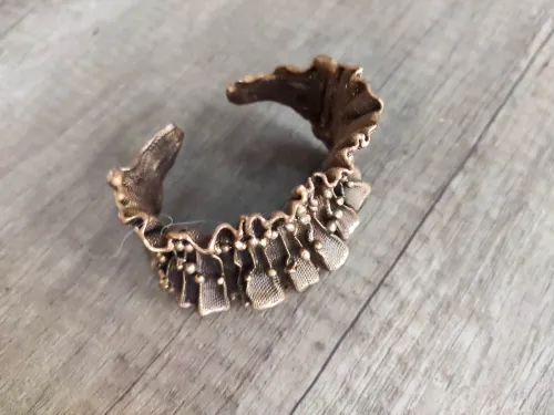 Textile effect in bronze