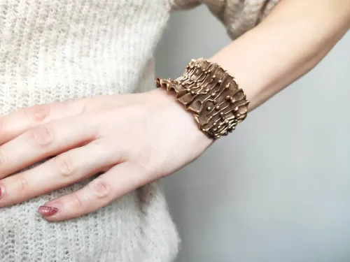 Textile effect in bronze
