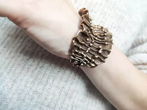 Textile effect in bronze