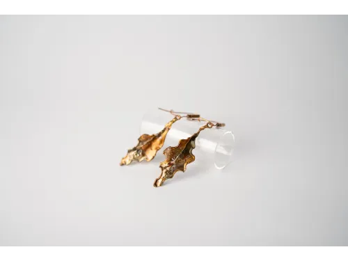 Light bronze leaves