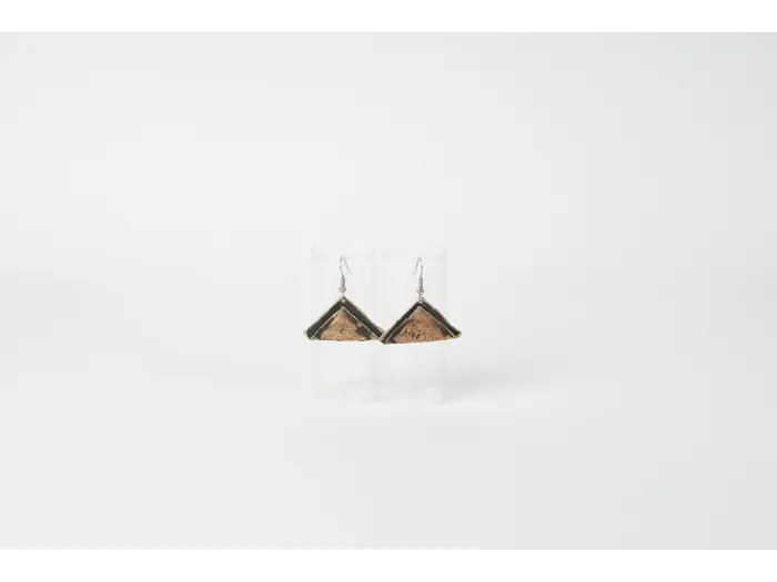 Triangles of bronze and melchior