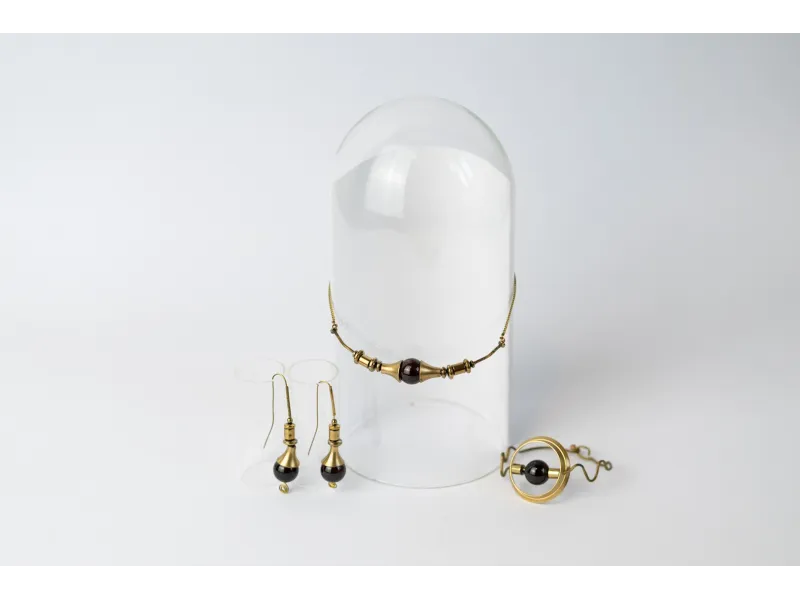 Garnet in brass