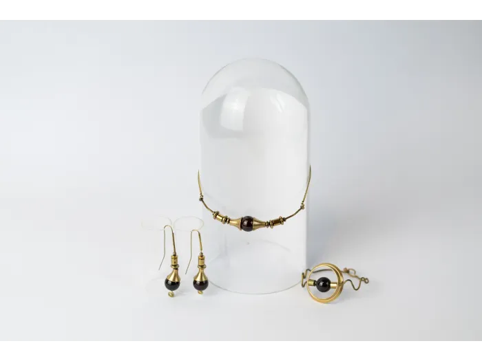 Garnet in brass